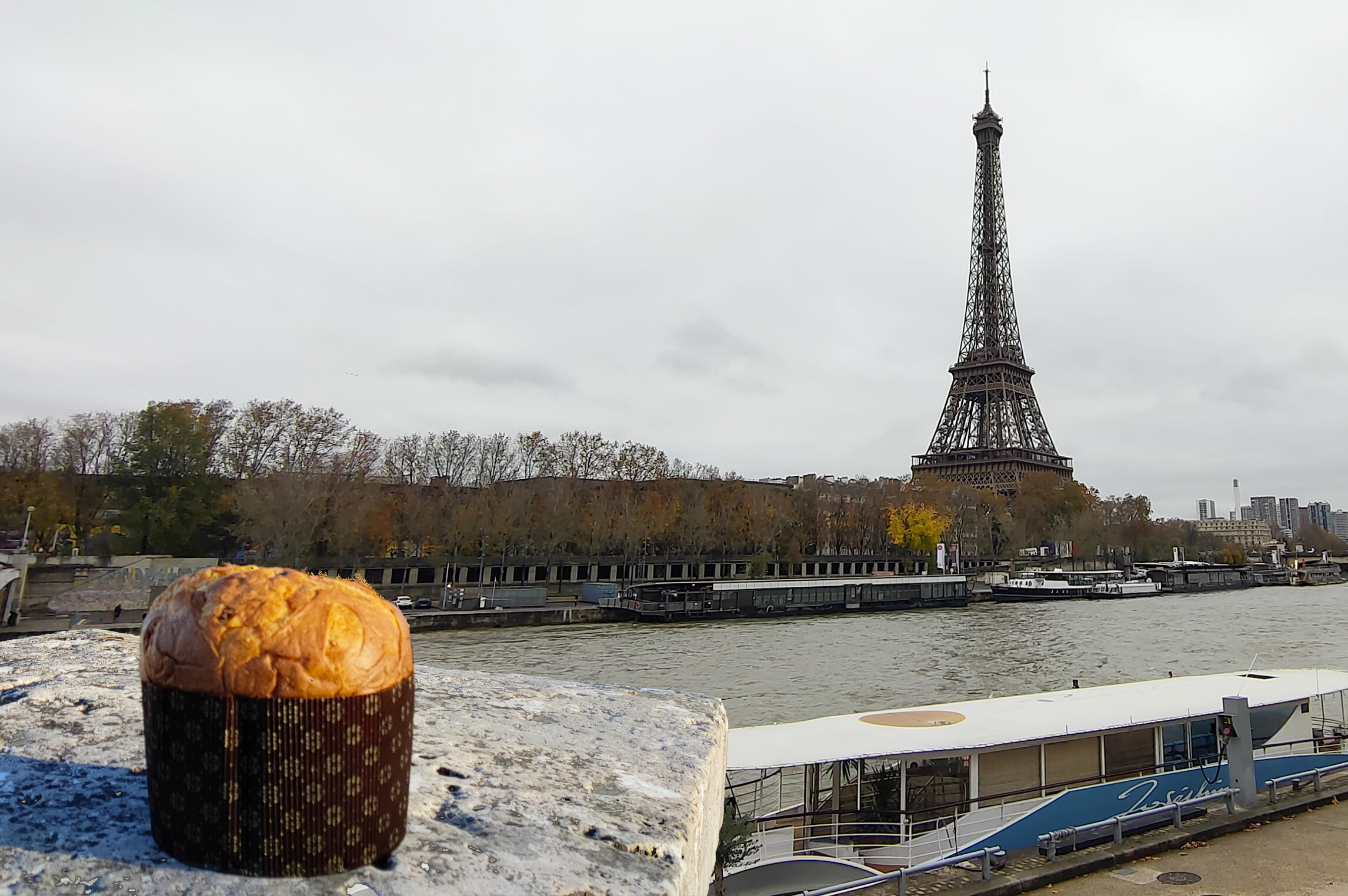 Panettone con Torre Eiffel sullo sfondo