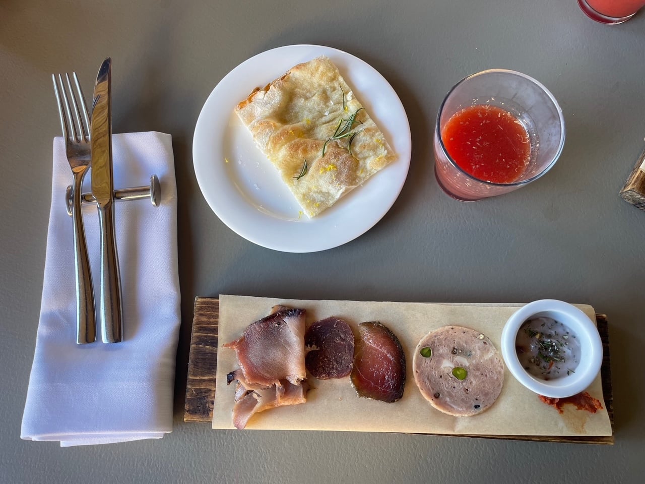 Salumi di Mare realizzati da Martina con il marito Simone Di Mauro, pinsa Di Marco e cocktail di Raffaele Caruso