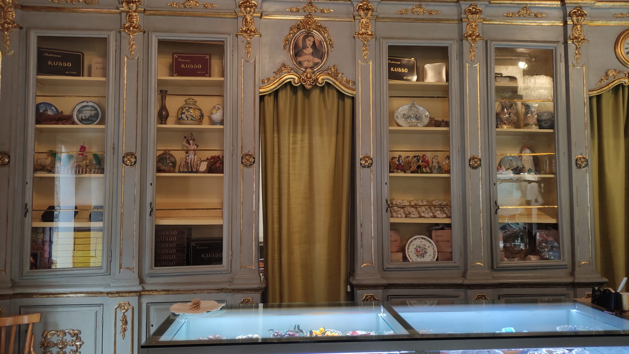 Il bancone di fine ‘700 della Pasticceria Russo
