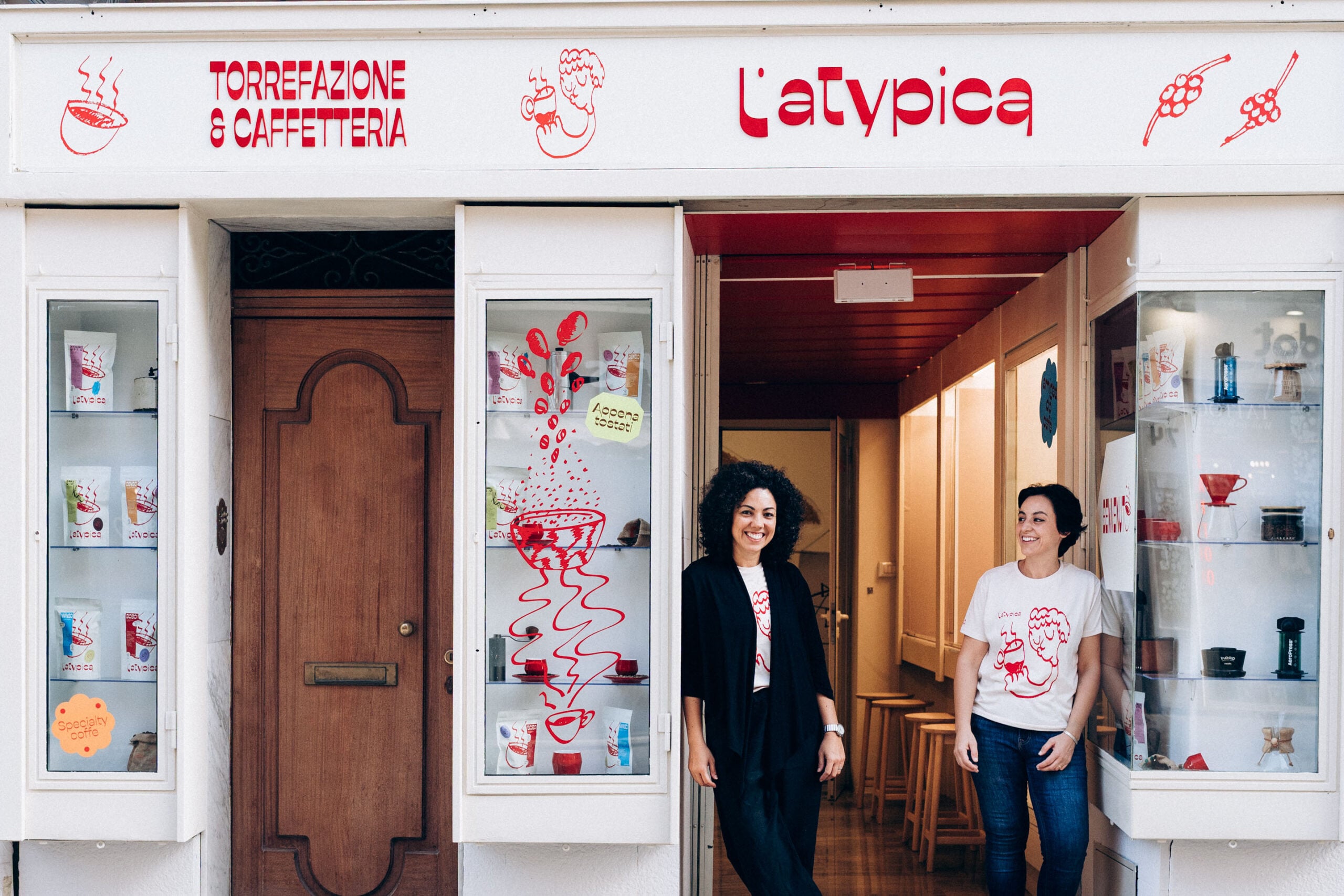 Ludovica Ladu e Carol Mello all’ingresso de L’Atypica