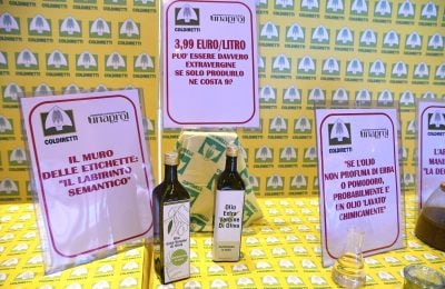 Un’immagine della mostra “L’attacco all’olio Made in Italy” in occasione della mobilitazione di Coldiretti all’Auditorium Parco della Musica di Roma
