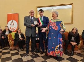 L’assessore alle Attività produttive e Suap del Comune di Palermo, Giuliano Forzinetti, consegna un riconoscimento a Gino Armetta insieme alla moglie Teresa