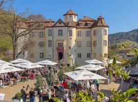 Il cortile della cantina Schloss Neuweier, nel Baden (Germania)