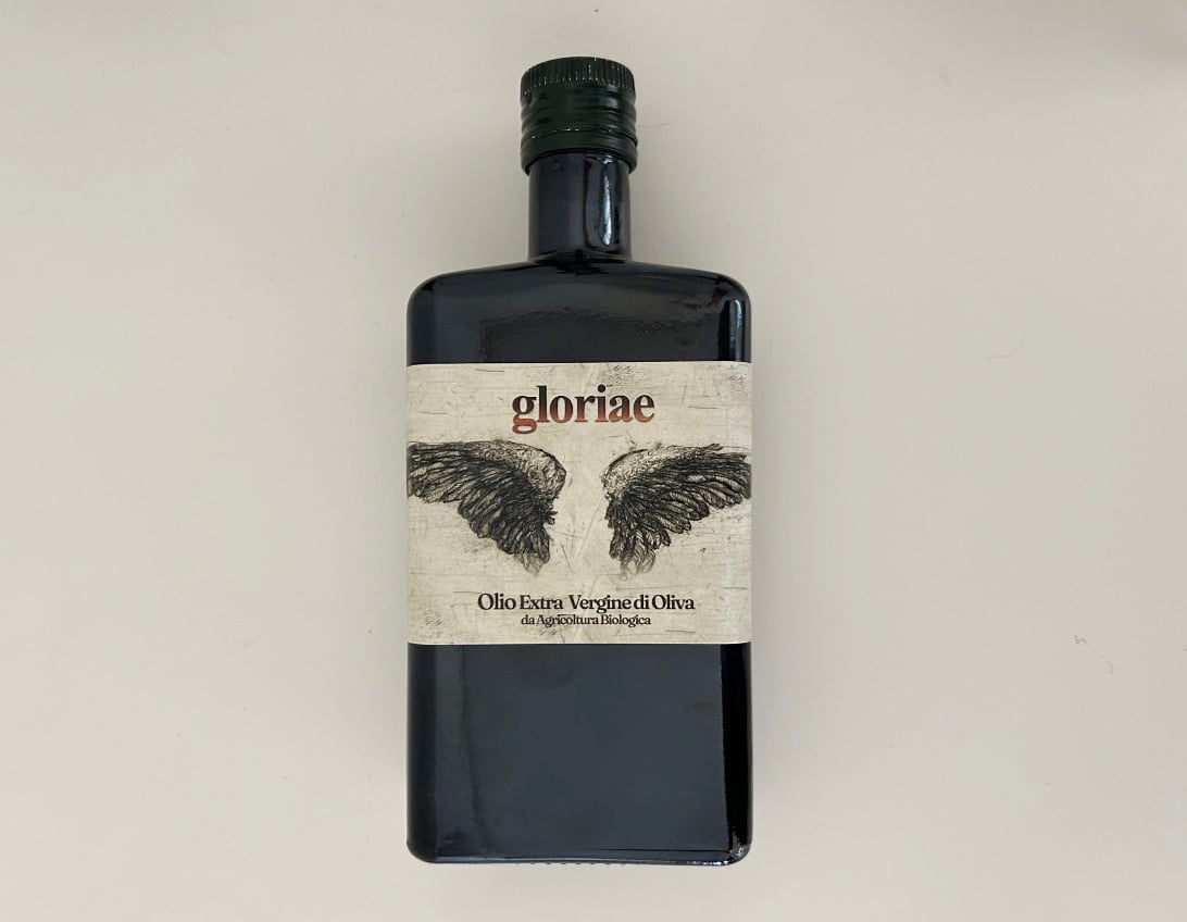 La bottiglia dell’olio bio Gloriae di Dario Zito