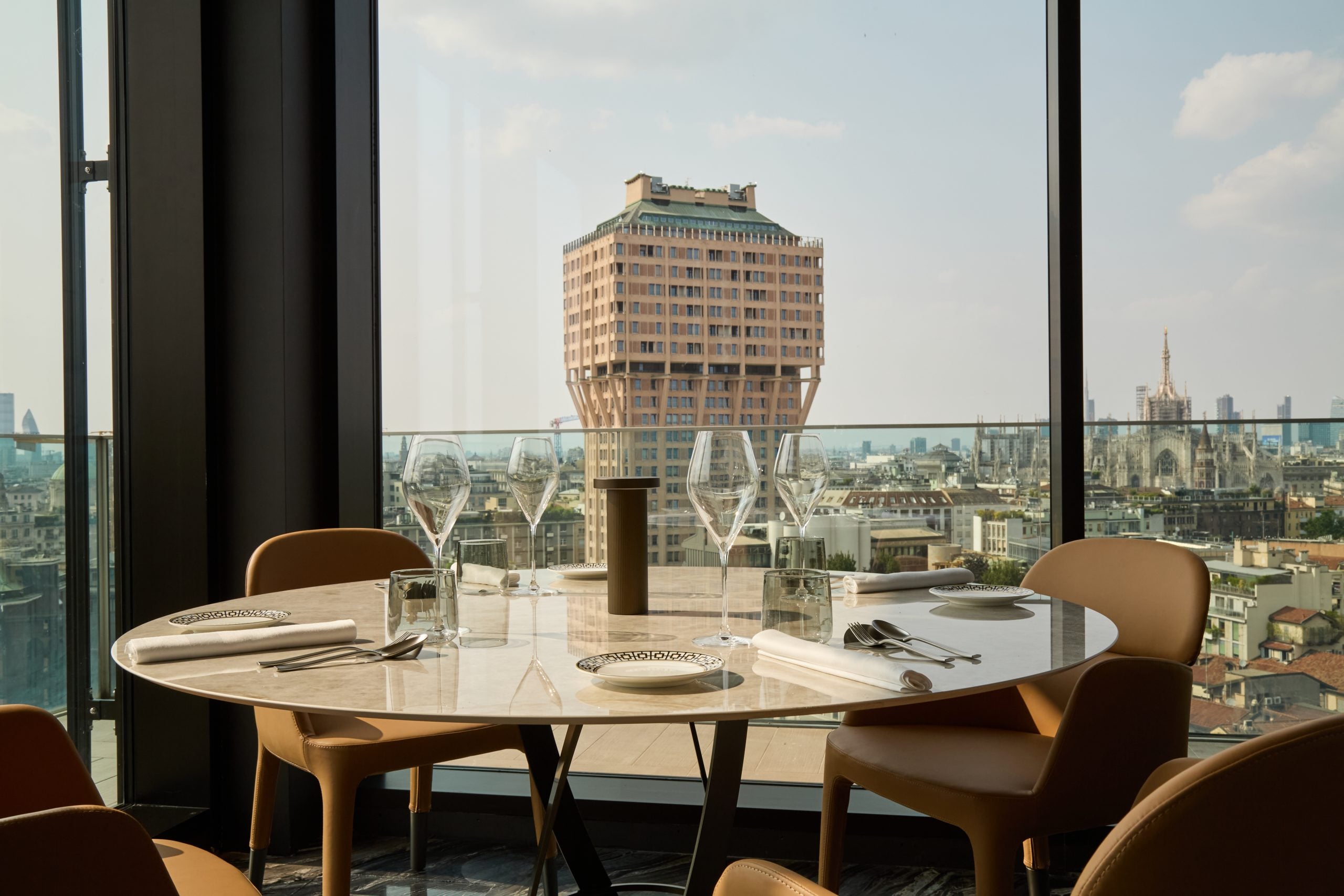 Sala e vista del ristorante Orizzonti a Milano – foto Rosi Di Stefano