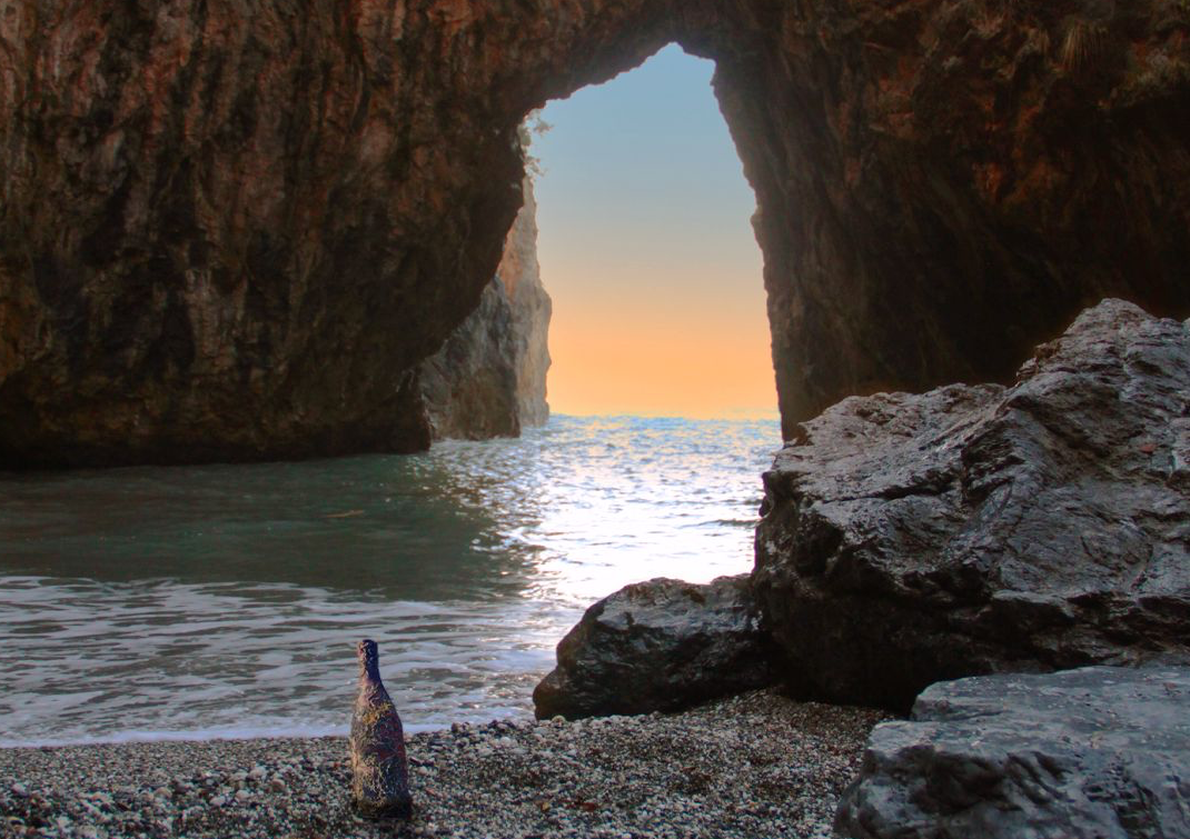 Bottiglie a 35 metri di profondità: la sfida sottomarina del vino calabrese