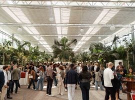 Folla ai banchi di assaggio di Contrade dell’Etna 2026