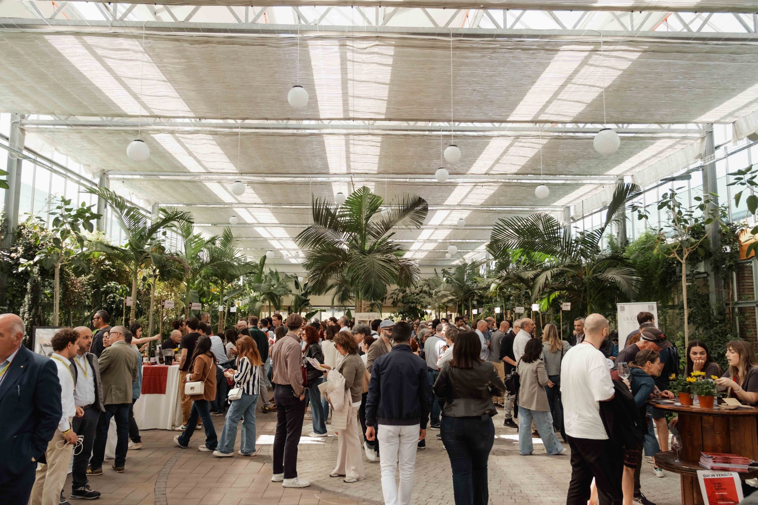 Folla ai banchi di assaggio di Contrade dell’Etna 2026