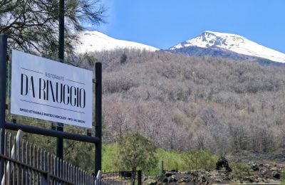 Da Rinuccio e la vetta innevata dell’Etna