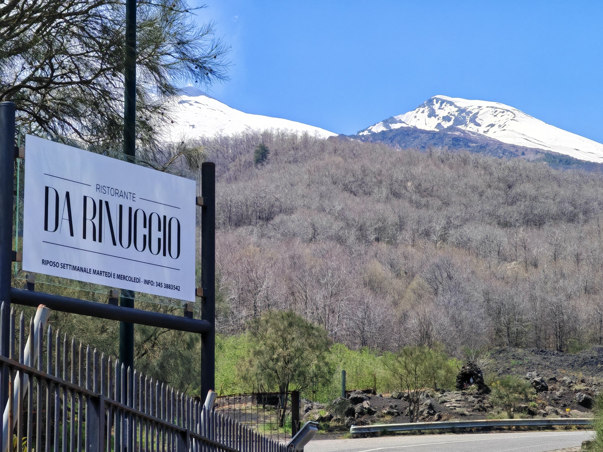 Da Rinuccio e la vetta innevata dell’Etna