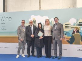 Da sinistra Jeffery Lindenmuth di Wine Spectator, Gianni Bruno e Stevie Kim di Veronafiere e Alison Napjus e Bruce Sanderson di Wine Spectator