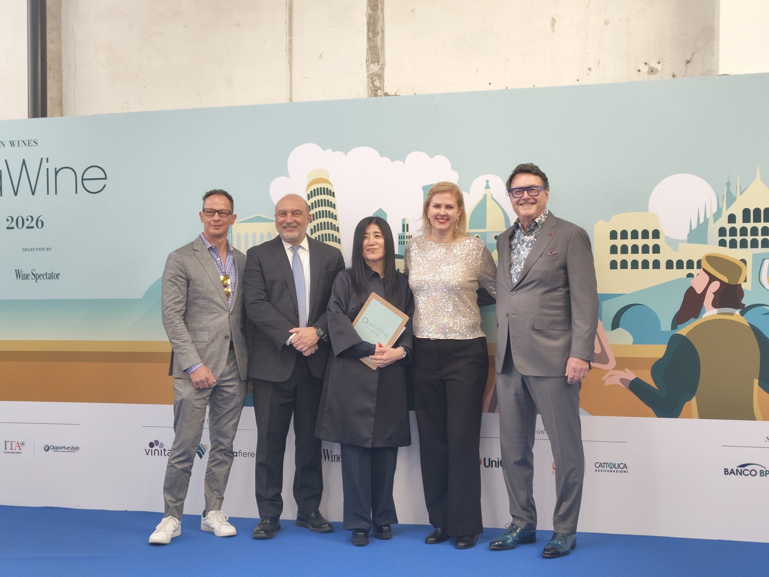 Da sinistra Jeffery Lindenmuth di Wine Spectator, Gianni Bruno e Stevie Kim di Veronafiere e Alison Napjus e Bruce Sanderson di Wine Spectator