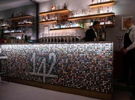 La sala interna del 142 Restaurant