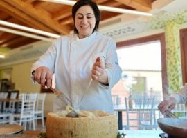 La chef Antonella Di Garbo mentre prepara la cacio e pepe nella forma di cacio