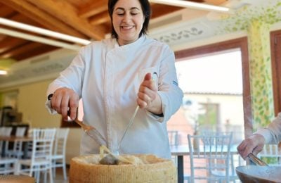 La chef Antonella Di Garbo mentre prepara la cacio e pepe nella forma di cacio