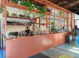 L’interno di Lido con bar e cucina a vista