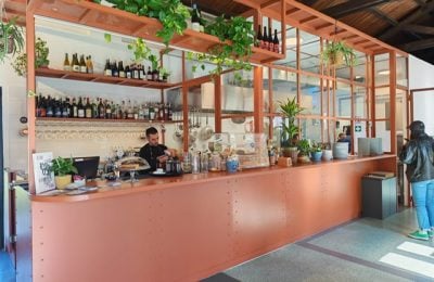 L’interno di Lido con bar e cucina a vista