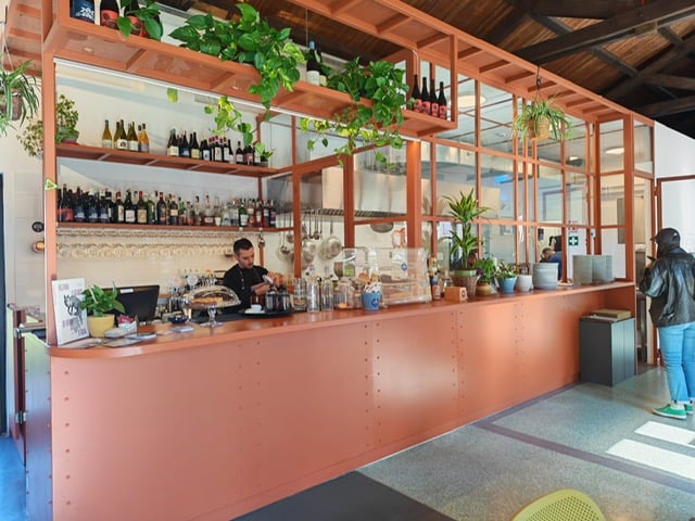 L’interno di Lido con bar e cucina a vista