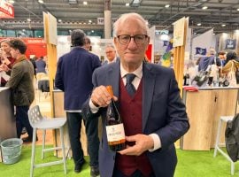 Luigi Viola con la bottiglia del Raspato