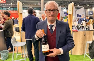 Luigi Viola con la bottiglia del Raspato