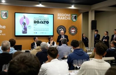 La materclass del Conero Docg Rosato al Vinitaly e (a destra in piedi) Alberto Mazzoni direttore dell’Imt