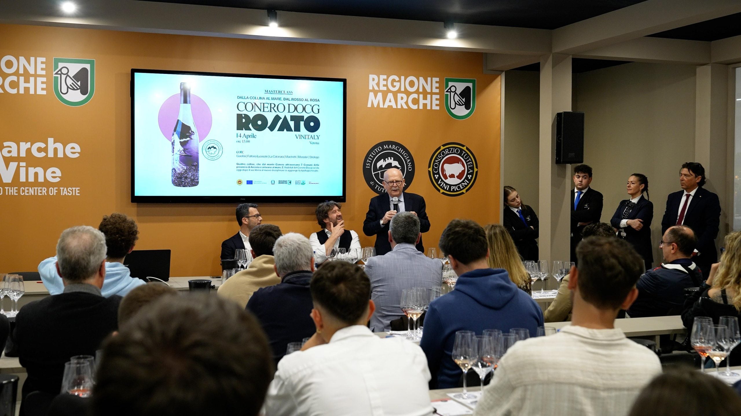 La materclass del Conero Docg Rosato al Vinitaly e (a destra in piedi) Alberto Mazzoni direttore dell’Imt