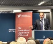 Il commissario europeo all’Agricoltura, Christophe Hansen, in visita a Vinitaly