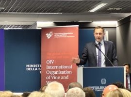 Il commissario europeo all’Agricoltura, Christophe Hansen, in visita a Vinitaly