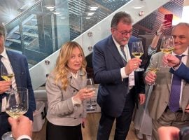 Giorgia Meloni in visita allo stand di Mezzacorona insieme al presidente e all’amministratore delegato della cantina Luca Rigotti e Francesco Giovannini
