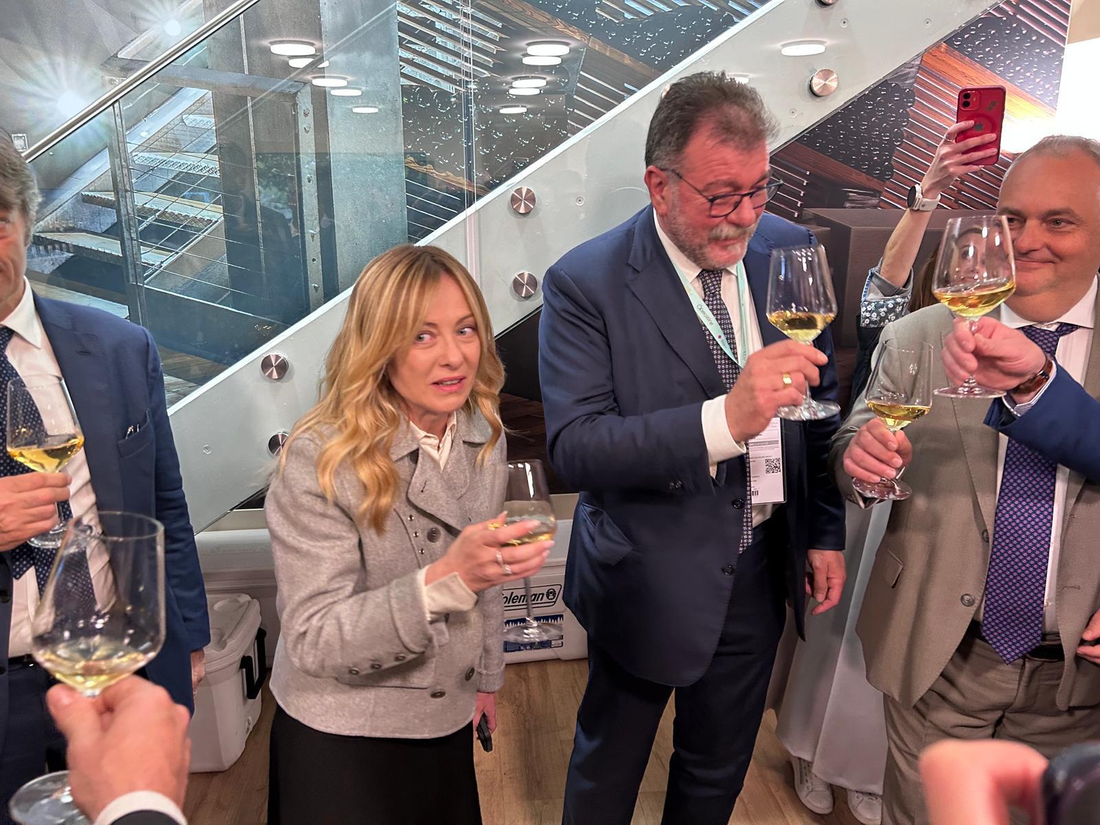 Giorgia Meloni in visita allo stand di Mezzacorona insieme al presidente e all’amministratore delegato della cantina Luca Rigotti e Francesco Giovannini