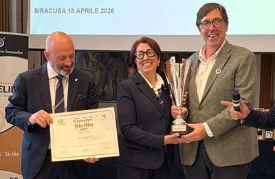 Da sinistra Francesco Baldacchino, presidente Ais Sicilia, Rita Gurrieri e Alessio Planeta, presidente Consorzio di Tutela dei Vini Doc Sicilia