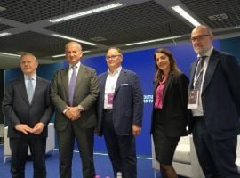 Da sinistra: Lino Enrico Stoppani, Presidente FIPE, Lamberto Frescobaldi, Presidente UIV, Paolo Castelletti, Segretario generale UIV, Giulia Erba, Ufficio Studi FIPE-Confcommercio, Carlo Flamini, responsabile osservatorio del vino UIV.