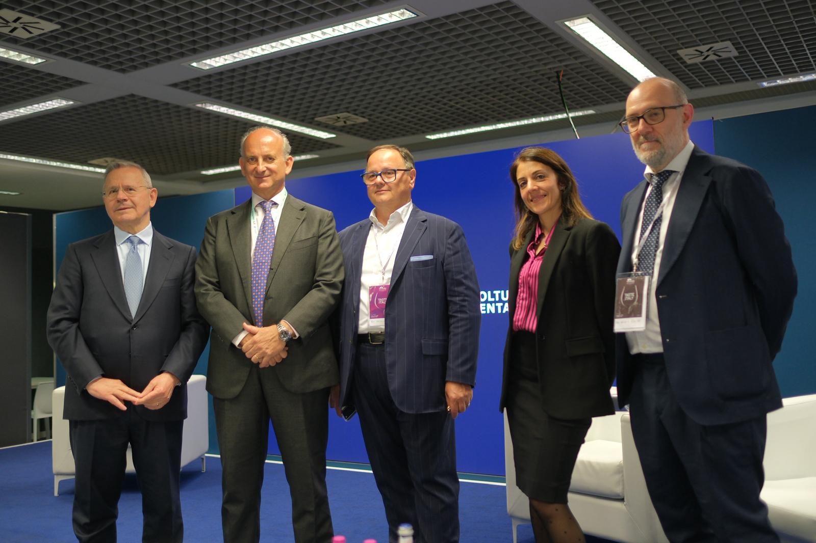 Da sinistra: Lino Enrico Stoppani, Presidente FIPE, Lamberto Frescobaldi, Presidente UIV, Paolo Castelletti, Segretario generale UIV, Giulia Erba, Ufficio Studi FIPE-Confcommercio, Carlo Flamini, responsabile osservatorio del vino UIV.