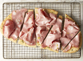 Birra e pizza bianca romana con mortadella