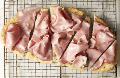 Birra e pizza bianca romana con mortadella