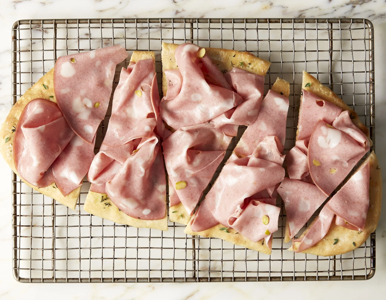 Birra e pizza bianca romana con mortadella