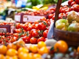 Banco della grande distribuzione con prodotti italiani in vista