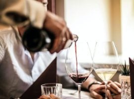 Calice di vino servito al ristorante