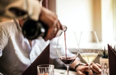 Calice di vino servito al ristorante