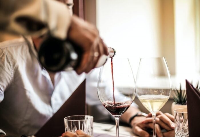 Calice di vino servito al ristorante