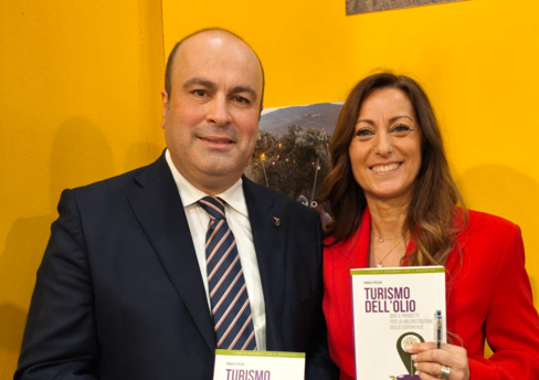 La presentazione del libro, in foto Michele Sonnessa e Fabiola Pulieri