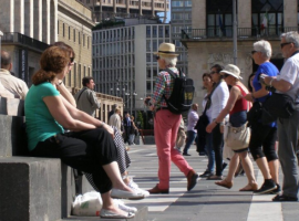 Turisti a spasso tra monumenti