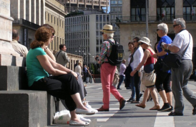 Turisti a spasso tra monumenti