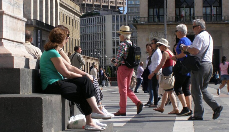 Turisti a spasso tra monumenti