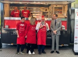 A destra Giacomo Ponti, presidente Consorzio Italia del Gusto, Nico Acampora, Presidente di PizzAut e due ragazzi di PizzAut