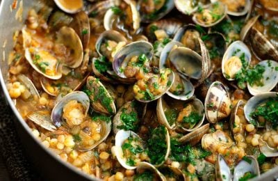 Birra e cous cous di quinoa, con ceci, zucchine e vongole