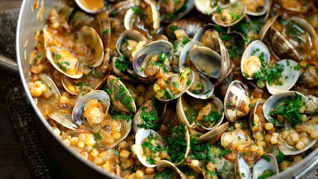 Birra e cous cous di quinoa, con ceci, zucchine e vongole