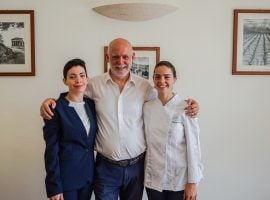 Carla e Francesca Barone con in mezzo Peppe Barone