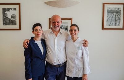 Carla e Francesca Barone con in mezzo Peppe Barone