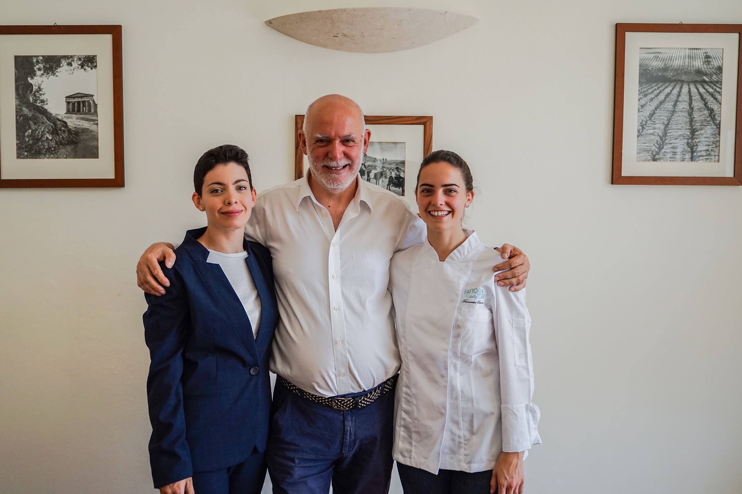Carla e Francesca Barone con in mezzo Peppe Barone
